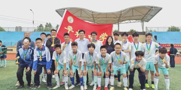 JiuyouSports-信阳市平桥中学（市二高初中部）：绿茵夺冠 再创辉煌|足球|信阳市平桥区|校园足球|河南省|赛场_新浪体育_新浪新闻