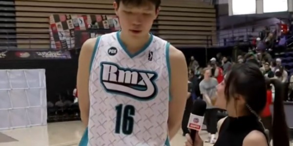 九游体育-14+17！太牛逼了！混音队友点评杨瀚森...