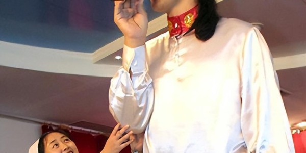 九游体育官网-世界第一女巨人来自中国安徽，穿78码的鞋子，一顿饭吃六碗炒面