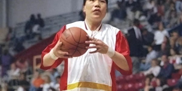 九游体育官网-世界第一女巨人来自中国安徽，穿78码的鞋子，一顿饭吃六碗炒面