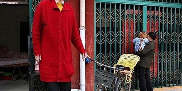 九游体育官网-世界第一女巨人来自中国安徽，穿78码的鞋子，一顿饭吃六碗炒面