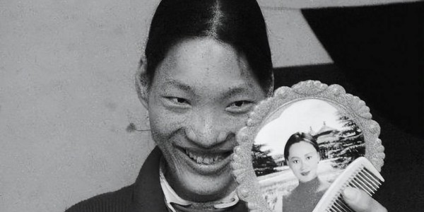 九游体育官网-世界第一女巨人来自中国安徽，穿78码的鞋子，一顿饭吃六碗炒面