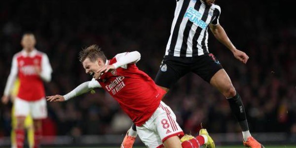 枪手得势难得分，主裁“漏判”俩点球塔帅暴怒：可耻！