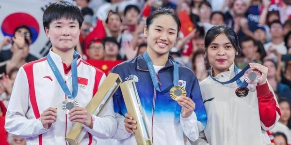 九游体育下载-74万一刀两断！何冰娇的羽球人生就此定格 出国打球或是她的选项|国羽|银牌|江苏|体育局|巴黎奥运会_新浪体育_新浪新闻