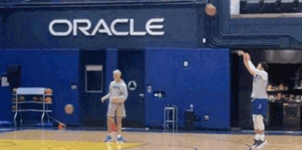 九游体育-库里恢复训练一哥围巾即将复出 勇士终于等来援兵