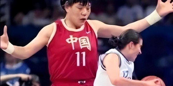九游体育官网-世界第一女巨人来自中国安徽，穿78码的鞋子，一顿饭吃六碗炒面