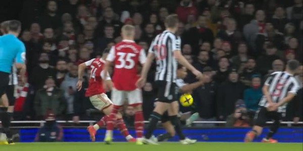 枪手得势难得分，主裁“漏判”俩点球塔帅暴怒：可耻！